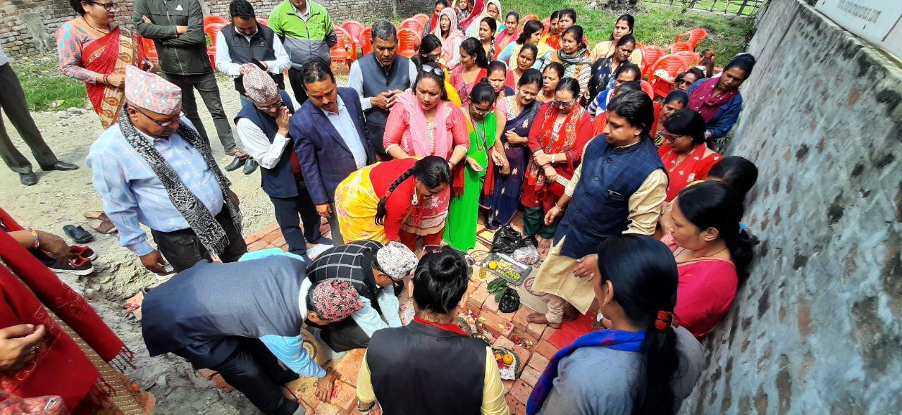 डुमरबाना साना किसानले कृषि व्यवसाय भवन बनाउँदै
