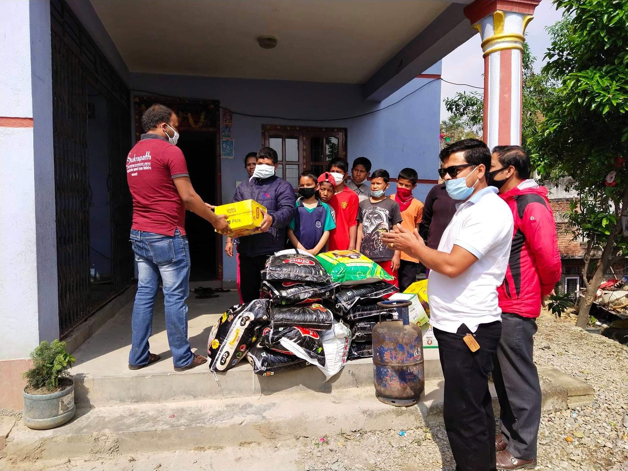 शुक्रपथ सहकारीले दियाे आश्रम र बाल अनाथालयलाई खाद्यान्न