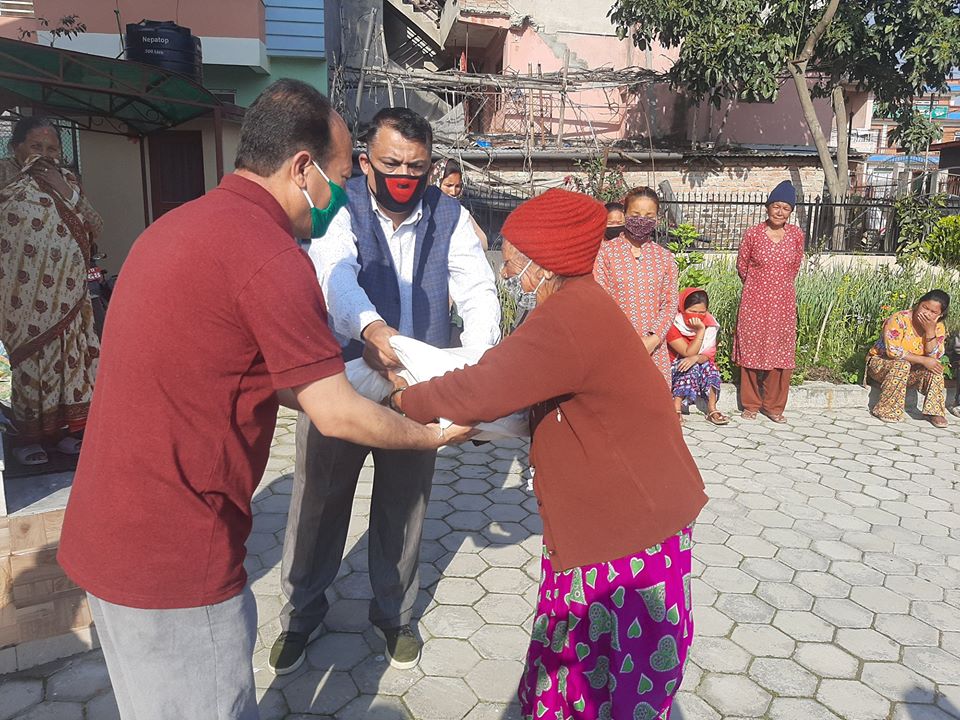 सहकारीकर्मी श्रेष्ठ र अधिकारीद्वारा खाद्यान्न सामग्री वितरण
