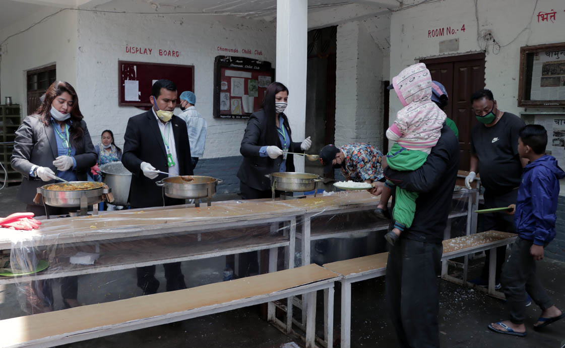 स्थापना दिवसमा नेचुरलले खुवायो ८ सय जनालाई खाना