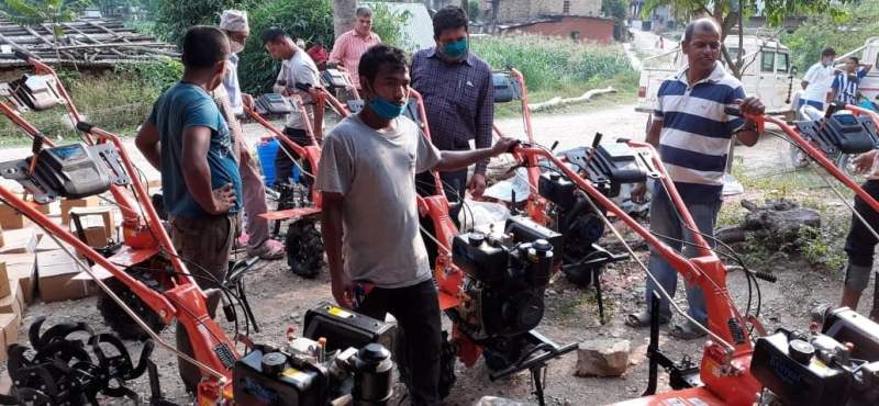 शिखरदीप सहकारीले दियो किसानलाई मिनि टिलर