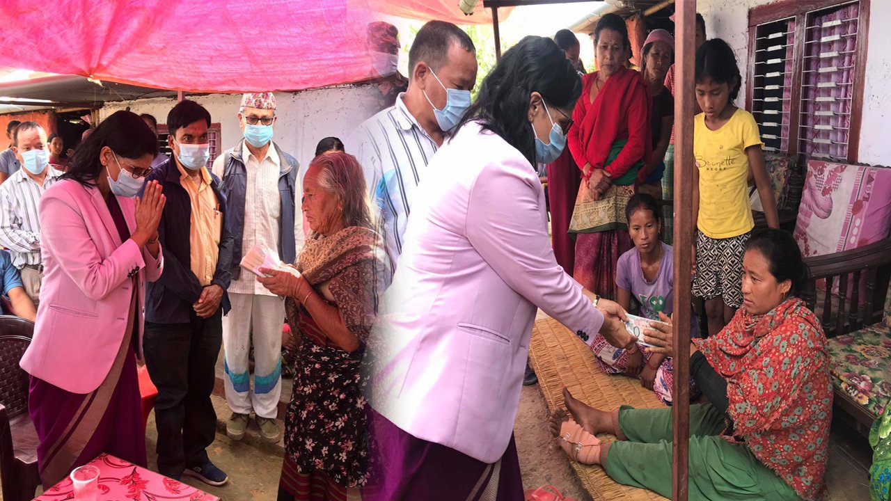स्याङ्जाका पहिरो पीडितलाई सरकार र सहकारी अभियानको १८ लाख राहत