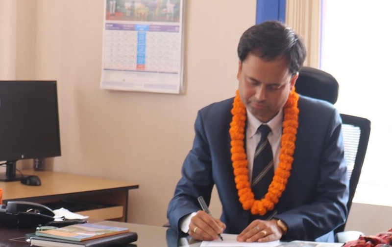 रजिष्ट्रार शर्माद्वारा पदभार ग्रहण