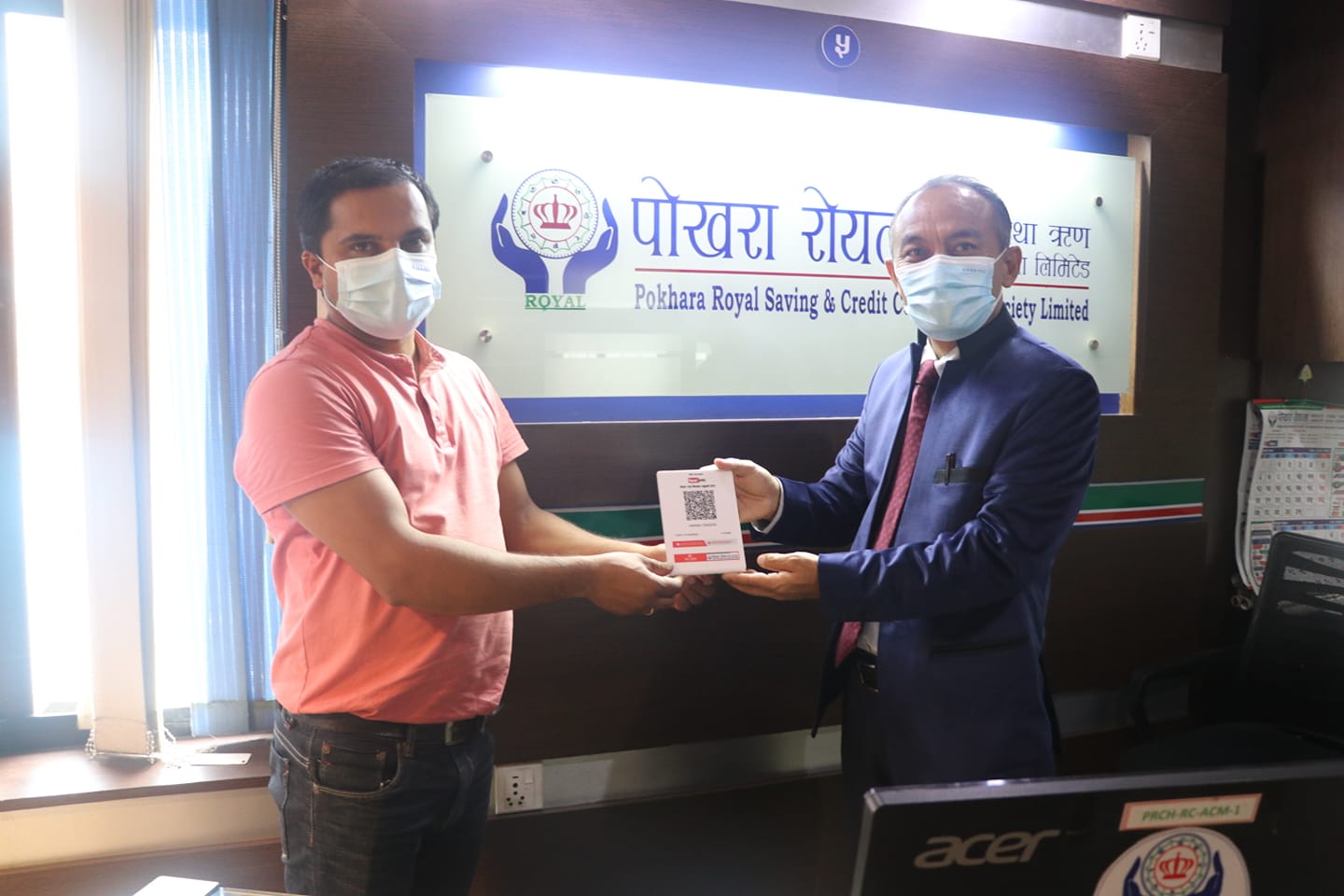 पोखरा रोयल साकोसका सदस्यलाई क्यू आर कोड हस्तान्तरण