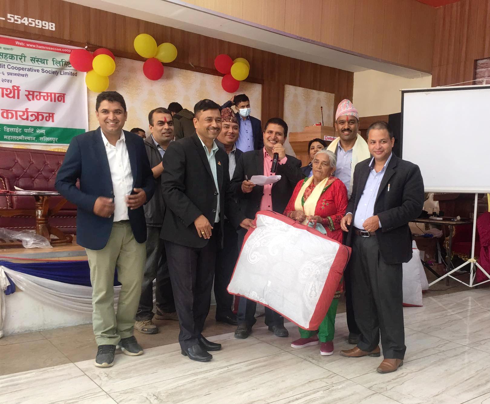 हाम्रो साकोसद्वारा जेष्ठ सदस्य-विद्यार्थीलाई सम्मान र सदस्यलाई वित्तीय साक्षरता