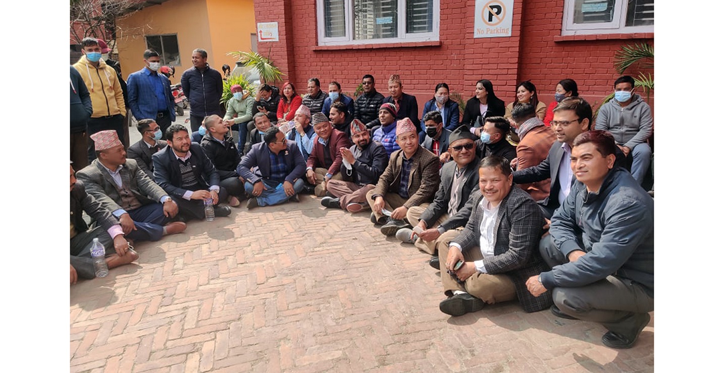 ब्याजदर बढाउन माग गर्दै सहकारी विभागमा सहकारीकर्मीको धर्ना