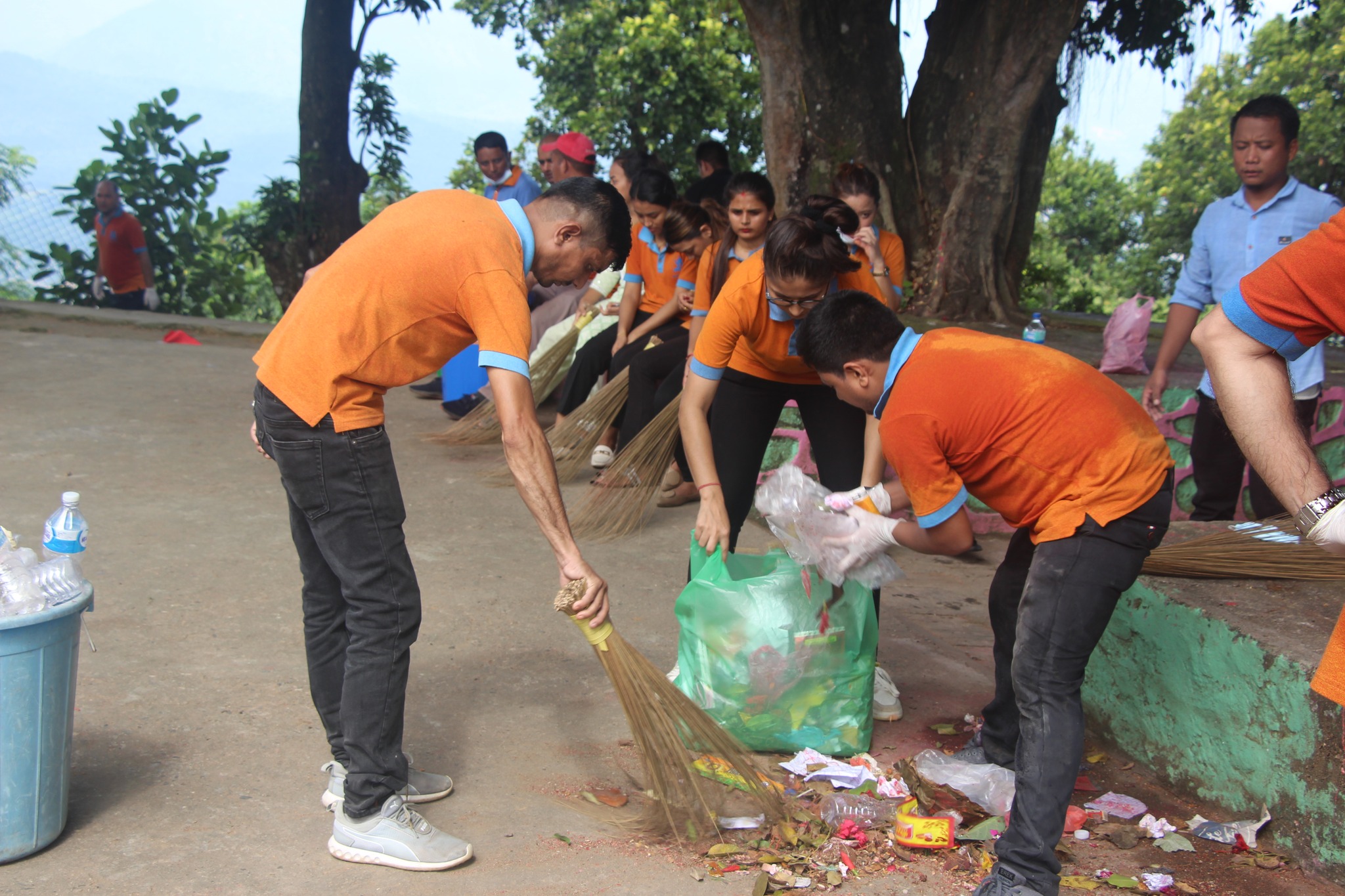 विकू बचतद्वारा मौलाकालिका मन्दिर सरसफाई तथा डस्टविन वितरण