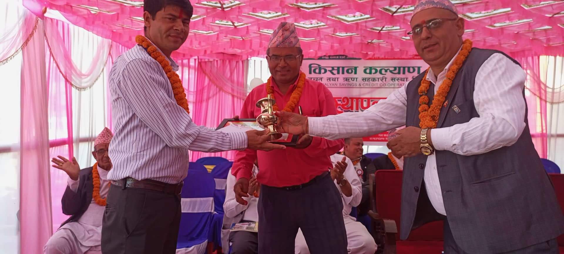 सहकारीखबरका प्रदेश नंं. १ प्रतिनिधि बञ्जरा पुरस्कृत