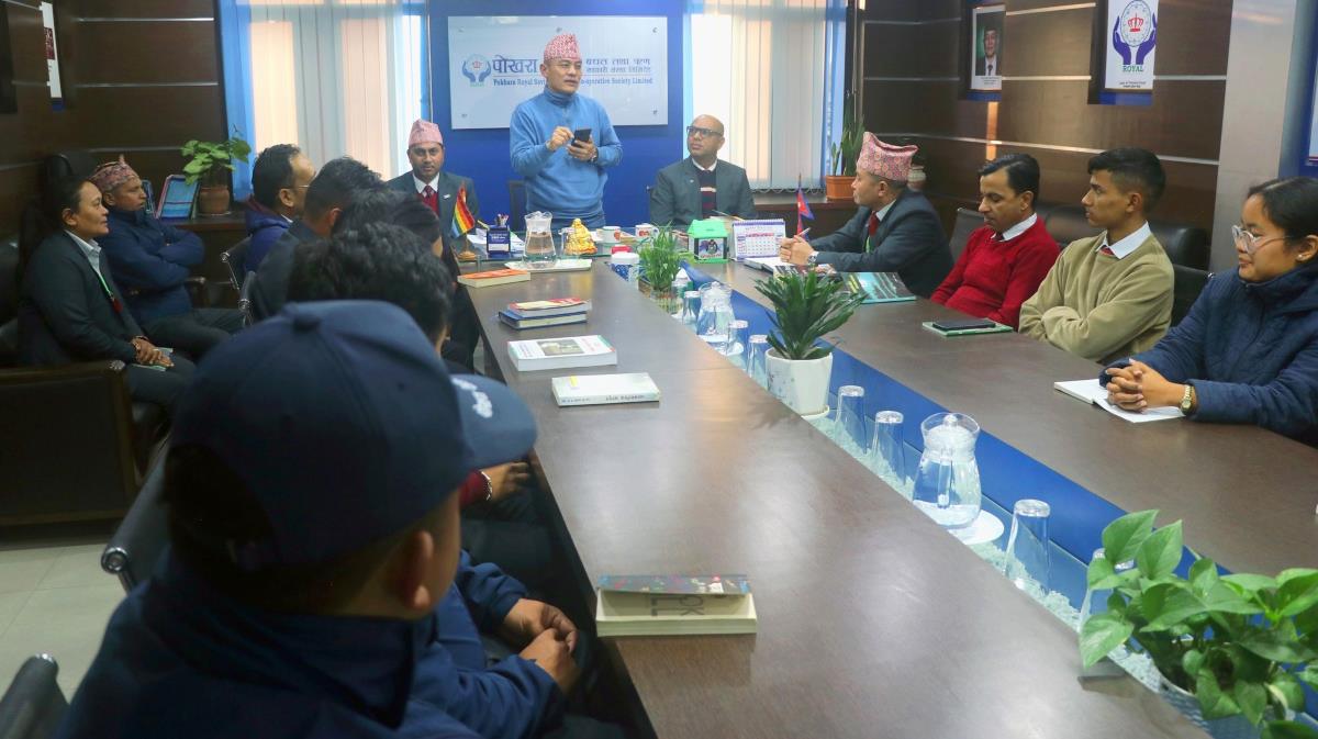 किताब पढ्न पोखरा रोयल सहकारीले कर्मचारीलाई एक घण्टा समय दिने
