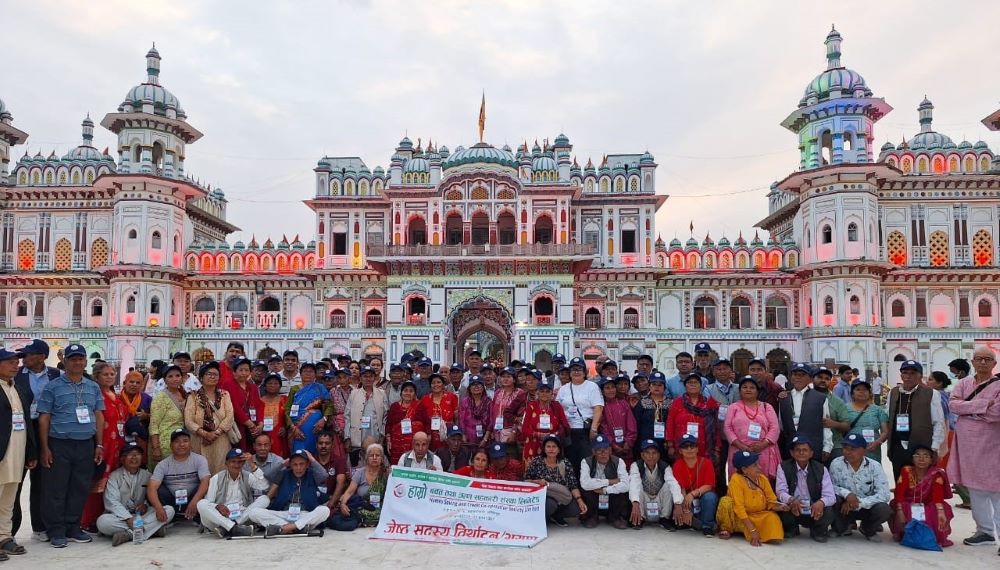 हाम्रो साकोसका जेष्ठ सदस्यलाई तिर्थाटन
