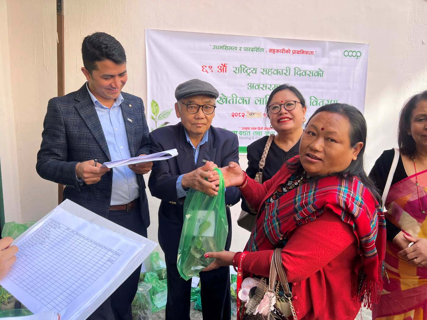 कौशी खेती प्रवर्द्धन गर्दै सुयोग्य साकोस, सदस्यलाई विरुवा वितरण